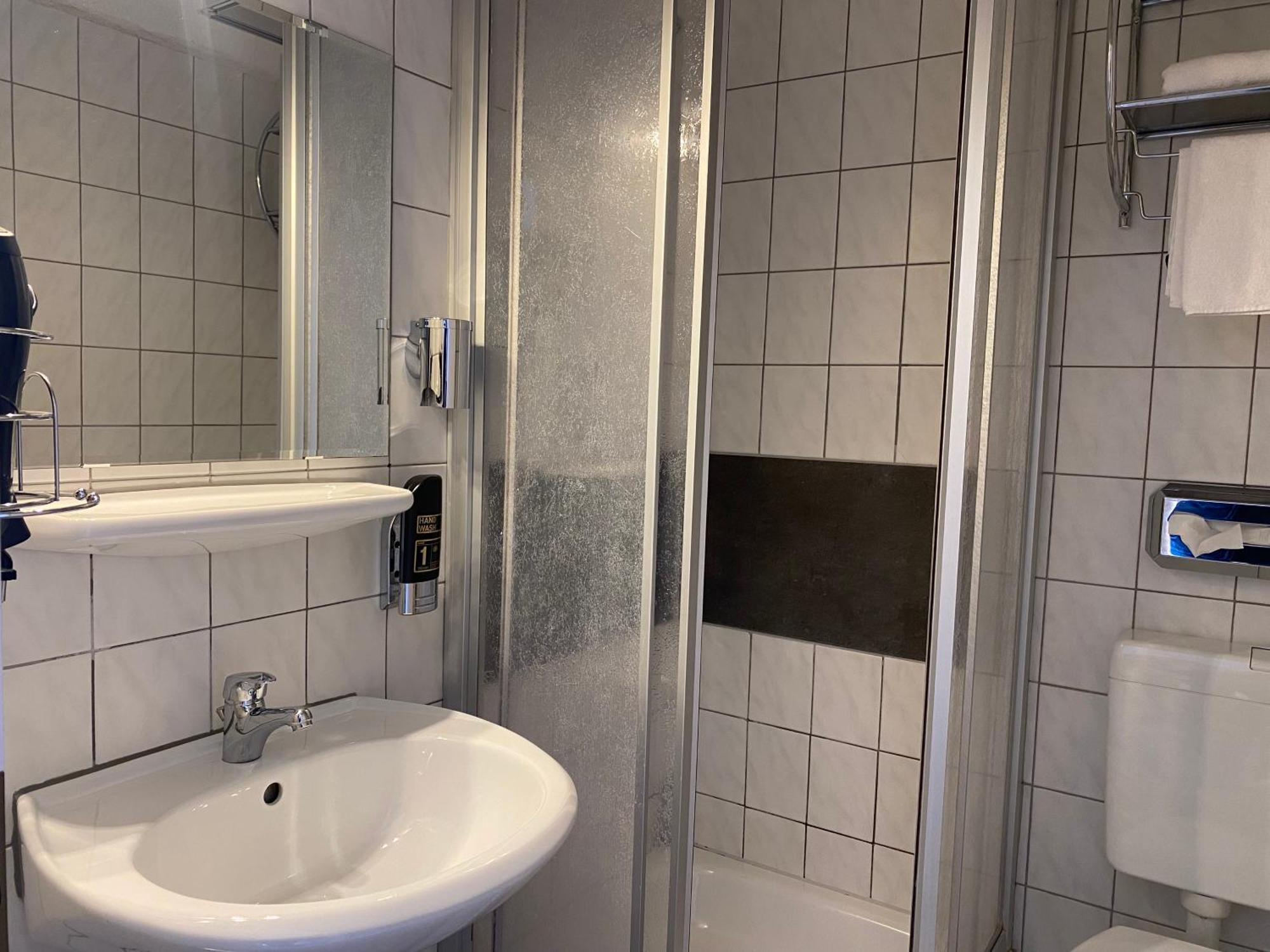 Pension Zum Alten Faehrhaus Rostock Rum bild