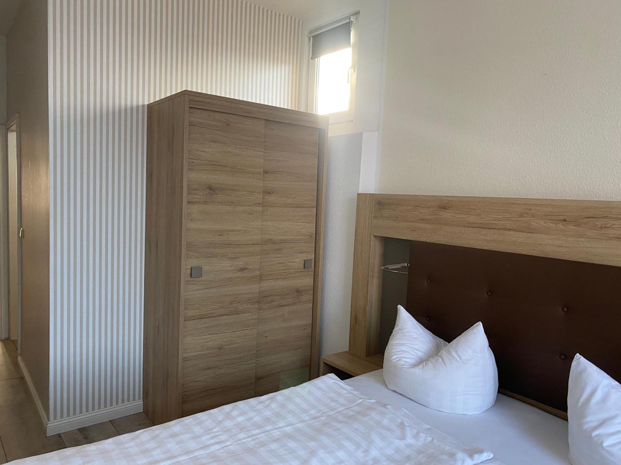Pension Zum Alten Faehrhaus Rostock Rum bild